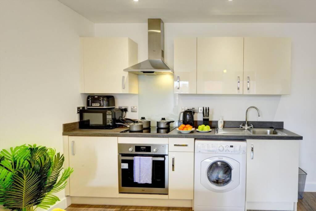 Modern & Stylish 2Br Apartment - Queens House Ковентрі Екстер'єр фото